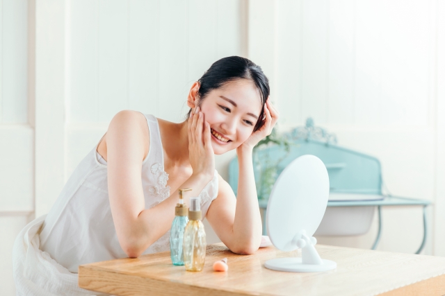 スキンケアをしている女性