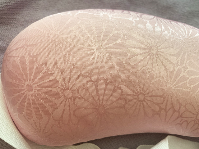 帯枕の菊の柄がかわいい。