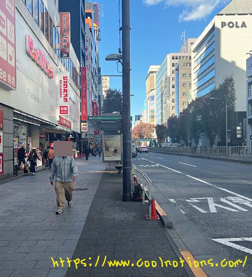 渋谷のビックカメラとバス停