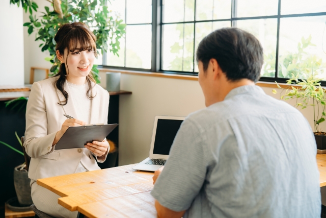 不動産業者の社員と男性