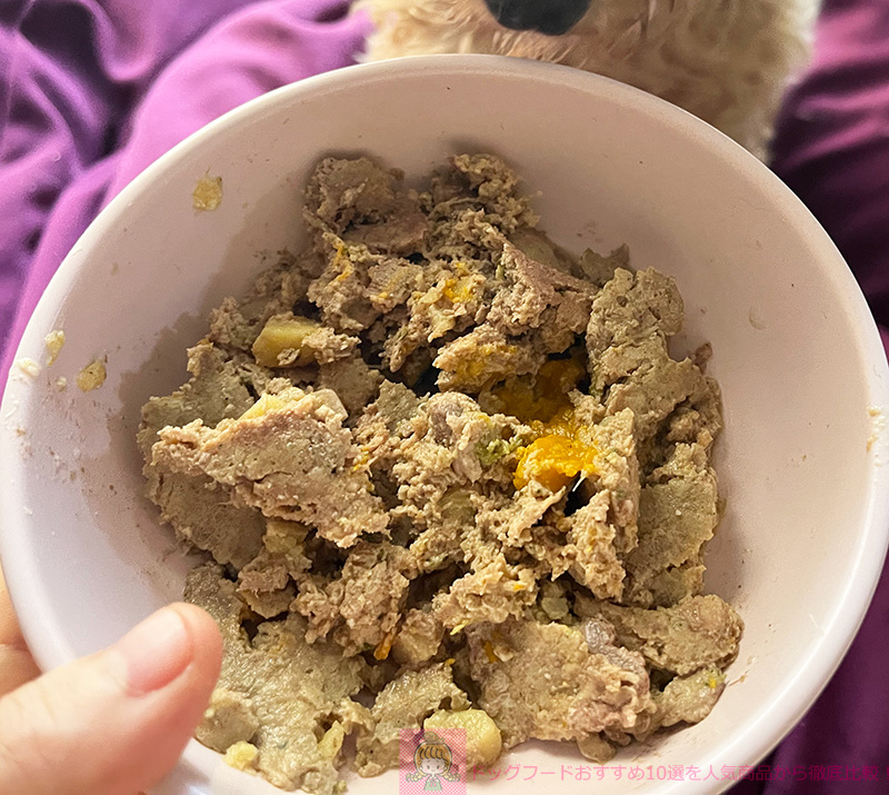 ココグルメのチキン&ベジタブルを愛犬が食べているところ。