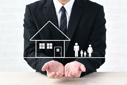 スーツの男性と一戸建てのイラスト